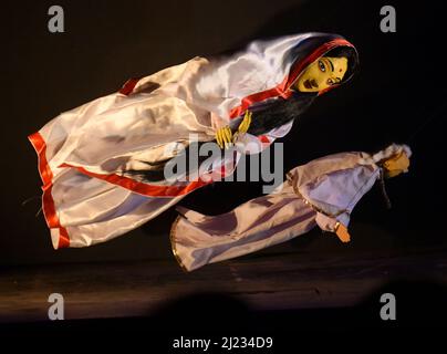 Les marionnettistes se présentent avec les marionnettes lors de la Journée mondiale de la marionnette, qui est célébrée le 21s mars pour reconnaître la marionnette comme une forme d'art mondial, dans un auditorium organisé par Sangeet Natak Akademi et Tripura Puppet Theatre. Agartala, Tripura, Inde. Banque D'Images