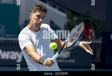 Miami Gardens, États-Unis. 29th mars 2022. Thanasi Kokkinakis d'Australie retourne le ballon à Alexander Zverev d'Allemagne à l'Open de Miami dans le Hard Rock Stadium de Miami Gardens, Floride, le mardi 29 mars 2022. Zverev défait Kokkinakis 6-4, 6-4. Photo de Gary I Rothstein/UPI crédit: UPI/Alay Live News Banque D'Images