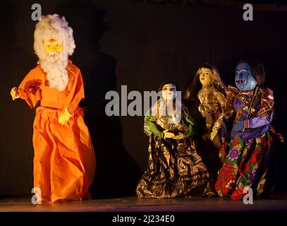 Les marionnettistes se présentent avec les marionnettes lors de la Journée mondiale de la marionnette, qui est célébrée le 21s mars pour reconnaître la marionnette comme une forme d'art mondial, dans un auditorium organisé par Sangeet Natak Akademi et Tripura Puppet Theatre. Agartala, Tripura, Inde. Banque D'Images