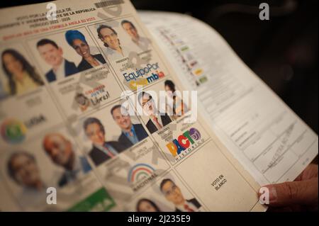 Le registre national de l'État civil présente les bulletins de vote par tirage pour les élections présidentielles de 2022 présentés par le registraire national Alexander Vega, à Bogota (Colombie), le 29 mars 2022. Photo de: Sebastian Barros/long Visual Press Banque D'Images