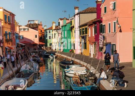 Italie, Venise, maisons colorées sur l'île vénitienne de Burano reflétant un canal Banque D'Images