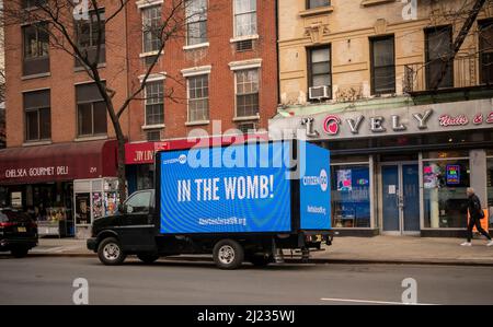 Un camion parrainé par le groupe CitizenGO faisant la promotion de la lutte contre l'avortement et des croyances pro-vie à Chelsea, à New York, le mardi 22 mars 2022. CitizenGo, un groupe de défense ultra-conservateur fondé par HazteOir Advocates for far-right and Catholic causes via des pétitions en ligne. CitizenGo a commencé à Madrid, en Espagne, en 2013. (© Richard B. Levine) Banque D'Images