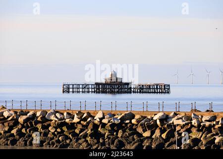 L'extrémité abandonnée de l'ancien quai, avec les éoliennes offshore de Kentish Flats. Herne Bay, Kent, Angleterre Banque D'Images