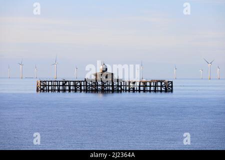 L'extrémité abandonnée de la jetée avec les éoliennes offshore de Kentish Flats. Herne Bay, Kent, Angleterre Banque D'Images