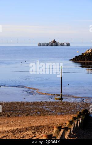 L'extrémité abandonnée de l'ancien quai, avec les éoliennes offshore de Kentish Flats. Herne Bay, Kent, Angleterre Banque D'Images