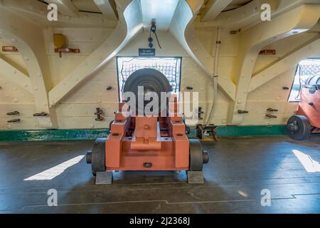 Boston, États-Unis - 12 septembre 2017 : canons à l'intérieur du célèbre USS Constitution, Boston, États-Unis dans le port. Chaque année au jour de l'indépendance, le navire navigue aga Banque D'Images