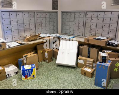 Les largesses du shopping en ligne sont parsemées de boîtes aux lettres dans un immeuble d'appartements à New York le samedi 26 mars 2022. (© Richard B. Levine) Banque D'Images