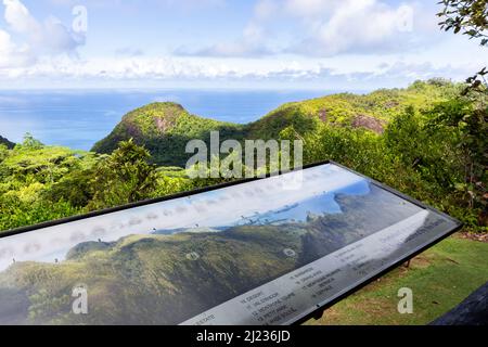 Mahé, Seychelles, 3.05.2021. Vue depuis la ville de Venn - plateforme d'observation Mission Lodge avec carte panoramique du parc national du Morne Seychelles. Banque D'Images