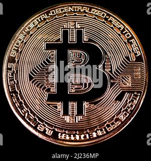 Pièces d'or avec symbole de bitcoin en forme de mosaïque isolé du fond blanc. Face avant. Banque D'Images