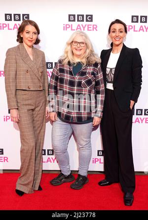 Gemma Whelan (à gauche), Sally Wainwright et Suranne Jones (à droite) arrivent pour la projection de Gentleman Jack à la pièce Hall de Halifax. Date de la photo: Mardi 29 mars 2022. Banque D'Images