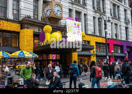 La façade du grand magasin phare de Macy est décorée pour son spectacle annuel de fleurs du printemps, New York City, USA 2022 Banque D'Images