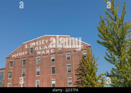 PORTLAND, États-Unis - SEP 15, 2017: Façade d'un bâtiment en brique historique avec publicité pour la poterie de Swasey, la verrerie et la cercellerie à Portland, Maine, États-Unis. Banque D'Images