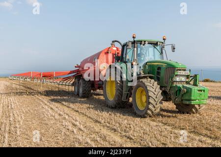 Ancien chef de Kinsale, Cork, Irlande. 29th mars 2022. L'agriculteur Killian Moloney répandait du lisier sur sa ferme à l'Old Head of Kinsale, Co. Cork, Irlande. - Crédit; David Creedon / Alamy Live News Banque D'Images