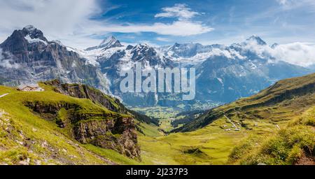 Superbe vue sur le village d'Eiger. Scène pittoresque et magnifique. Attraction touristique populaire. Lieu place Alpes suisses, vallée de Grindelwald dans le Bernois Banque D'Images