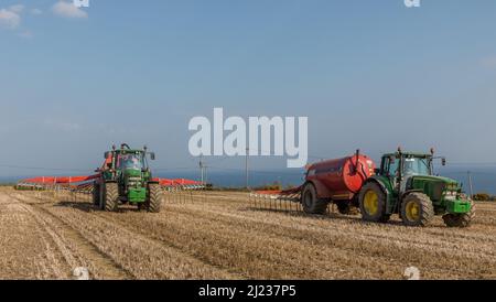 Ancien chef de Kinsale, Cork, Irlande. 29th mars 2022. L'agriculteur Raymond Moloney et son fils Killian répandant du lisier sur leur ferme à l'Old Head of Kinsale, Co. Cork, Irlande. - Crédit; David Creedon / Alamy Live News Banque D'Images