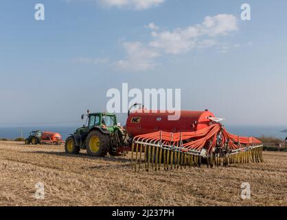 Ancien chef de Kinsale, Cork, Irlande. 29th mars 2022. L'agriculteur Killian Moloney répandait du lisier sur sa ferme à l'Old Head of Kinsale, Co. Cork, Irlande. - Crédit; David Creedon / Alamy Live News Banque D'Images