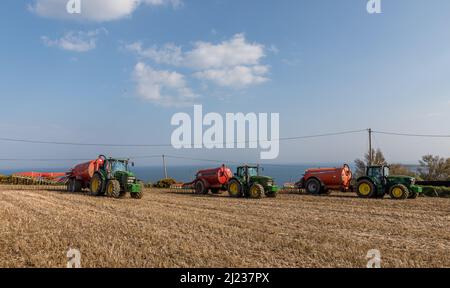 Ancien chef de Kinsale, Cork, Irlande. 29th mars 2022. L'agriculteur Raymond Moloney, avec ses deux fils Gavin et Killian, répandait du lisier sur leur ferme à l'Old Head of Kinsale, Co. Cork, en Irlande. - Crédit; David Creedon / Alamy Live News Banque D'Images