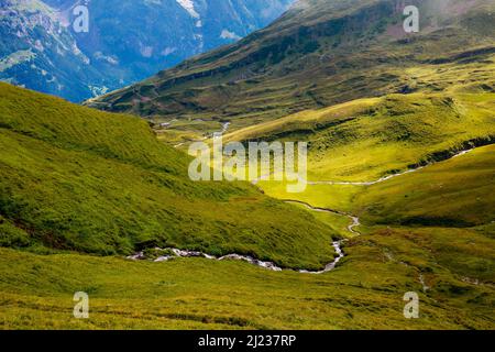Superbe vue sur les collines alpines brumeuses et le ruisseau du glacier. Scène pittoresque et magnifique. Lieu Alpes suisses, vallée de Grindelwald, Oberland bernois, Banque D'Images