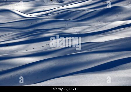 Photos des Dolomites enneigées lors d'une excursion d'hiver et des petits villages dans les vallées de montagne par une journée ensoleillée et froide Banque D'Images