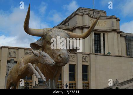 Statues 'Taureau et Daim' - 'taureau et cerf' - par Paul Jouve - Trocadéro - Paris - France Banque D'Images
