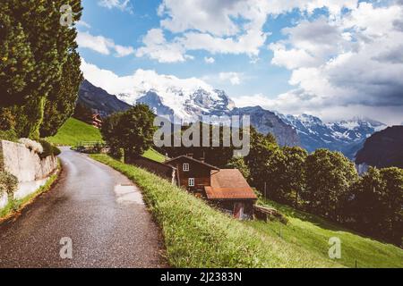 Cadre pittoresque près de la station Wengen. Scène superbe et magnifique. Célèbre attraction touristique. Emplacement place Swiss alp, vallée de Lauterbrunnen, Berne Banque D'Images