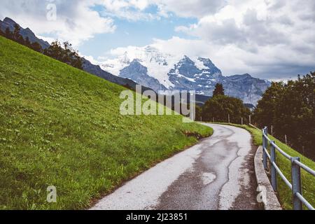 Cadre pittoresque près de la station Wengen. Scène superbe et magnifique. Célèbre attraction touristique. Emplacement place Swiss alp, vallée de Lauterbrunnen, Berne Banque D'Images