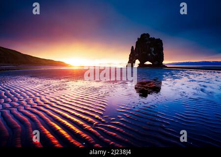 Sable foncé magique après la marée. Scène magnifique et spectaculaire. Emplacement Placez Hvitserkur, presqu'île de Vatnsnes, nord-ouest de l'Islande, l'Europe. Populaires Banque D'Images