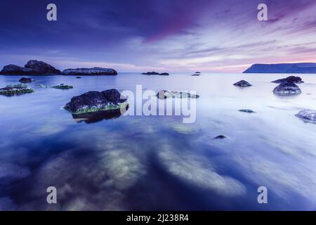 Mer magique dans la lumière du soir sur un ciel sombre. Scène spectaculaire et magnifique. Lieu Mer Noire, Crimée, Ukraine, Europe. Effet de ton bleu. AR Banque D'Images