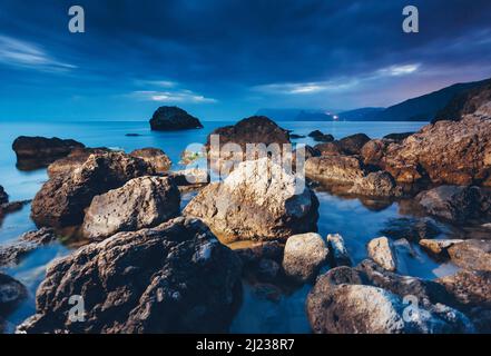 Mer magique dans la lumière du soir sur un ciel sombre. Scène spectaculaire et magnifique. Lieu Mer Noire, Crimée, Ukraine, Europe. Effet de ton bleu. AR Banque D'Images