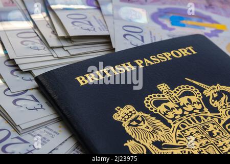Le nouveau passeport britannique post-brexit et des billets de 20 livres. Concept. Stafford, Royaume-Uni, 29 mars 2022. Banque D'Images