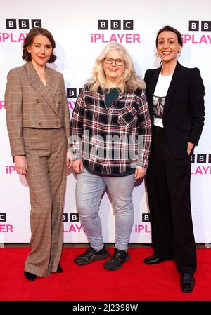 Gemma Whelan (à gauche), Sally Wainwright et Suranne Jones (à droite) arrivent pour la projection de Gentleman Jack à la pièce Hall de Halifax. Date de la photo: Mardi 29 mars 2022. Banque D'Images