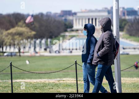 Washington, États-Unis. 29th mars 2022. Les gens visitent le National Mall à Washington, DC, aux États-Unis, le 29 mars 2022. Le nombre total de cas de COVID-19 aux États-Unis a atteint mardi 80 millions, selon les données de l'Université Johns Hopkins. Credit: Liu Jie/Xinhua/Alay Live News Banque D'Images