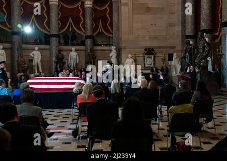 Washington, États-Unis. 29th mars 2022. La conférencière Nancy Pelosi (D-Californie) rend hommage au représentant Don Young (R-Alaska), qui se trouve dans la salle de statuaire du Capitole des États-Unis à Washington, DC, le mardi 29 mars 2022. Jeune décédé à l'âge de 88 ans, il a été à la Chambre pendant 49 ans et le républicain ayant le plus longtemps été à la Chambre des représentants. (Photo par Greg Nash/Pool/Sipa USA) crédit: SIPA USA/Alay Live News Banque D'Images