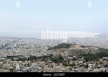 Vue aérienne d'Athènes. Acropole (Parthénon) ancien temple, bâtiments et mer à l'arrière-plan. Vue depuis la colline de Lycabette, Athènes, Grèce Banque D'Images