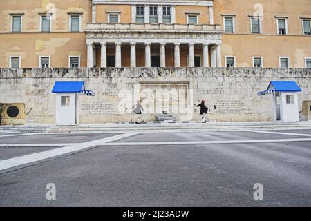 Parlement grec et garde présidentielle (appelés Evzones) devant la tombe du Soldat inconnu sur la place Syntagma dans le centre-ville d'Athènes Banque D'Images