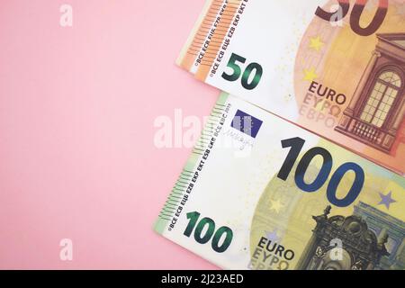 paquet de billets de 50 euros et de 100 euros sur fond rose. Monnaie européenne Banque D'Images