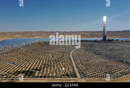 Ashalim. 28th mars 2022. Photo prise le 28 mars 2022 montre la centrale solaire Ashalim dans le désert du Negev près du kibboutz d'Ashalim, Israël. Credit: Gil Cohen Magen/Xinhua/Alay Live News Banque D'Images