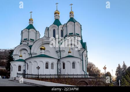 SVYATOGORSK, UKRAINE - 30 OCTOBRE 2021 : il s'agit de la cathédrale de l'Assomption de la Lavra Svyatogorsk du côté de l'abside. Banque D'Images