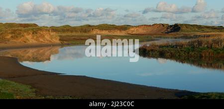 Photo en couleur du début de la matinée autour d'Afon Crigyll à Rhosneigr sur la côte ouest de l'île d'Anglesey, au nord du pays de Galles, au Royaume-Uni, en automne. Banque D'Images