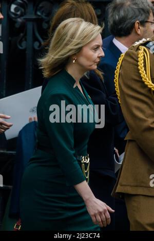 Westminster Abbey, Londres, Royaume-Uni. 29th mars 2022.Liz Truss, secrétaire aux Affaires étrangères, quitte l'abbaye de Westminster après le service de Thanksgiving pour la vie de S.A.R. le prince Philip, duc d'Édimbourg, décédé au château de Windsor l'année dernière. Amanda Rose/Alamy Live News Banque D'Images