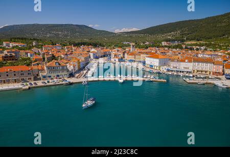 Cres vieille ville port Croatie vue aérienne Banque D'Images