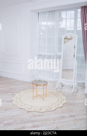 Tapis fait main tricoté en fils naturels, parquet, coton naturel. Moquette beige faite à la main. Solution d'intérieur pour une maison ou un appartement. Cristal Chan Banque D'Images