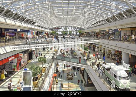 Le Centro Vasco da Gama est un centre commercial moderne doté de passerelles, situé dans le quartier Parque das Nacoes de Lisbonne, Portugal. Banque D'Images