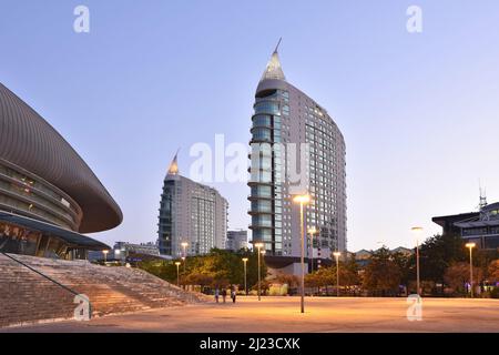 Torres São Rafael et São Gabriel, gratte-ciels résidentiels modernes situés dans le quartier Parque das Nacoes de Lisbonne, Portugal. Banque D'Images