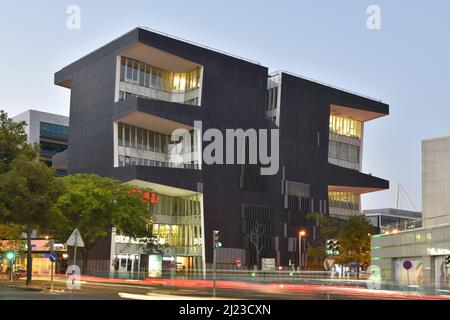 Edifício Mythos immeuble de bureaux moderne situé dans le quartier Parque das Nacoes de Lisbonne, Portugal. Banque D'Images