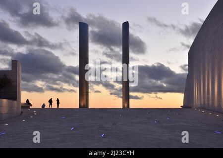 Champalimaud Foundation - bâtiment moderne en pierre, extérieur et colonnes en béton, les touristes regardant le coucher du soleil à Lisbonne Portugal. Banque D'Images