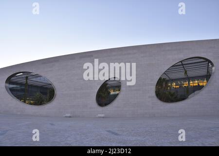 Centre Champalimaud pour l'inconnu, bâtiment moderne façade en pierre avec fenêtres elliptiques, situé à Belem Lisbonne Portugal. Conçu par Charles Correa. Banque D'Images