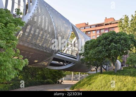 Construction moderne en acier de la passerelle Puente de Arganzuela, conçue par l'architecte français Dominique Perrault à Madrid en Espagne. Banque D'Images