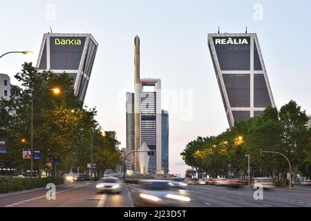 Puerta de Europa, tours jumelles modernes avec quartier d'affaires de Cuatro Torres en arrière-plan, Madrid Espagne. Banque D'Images