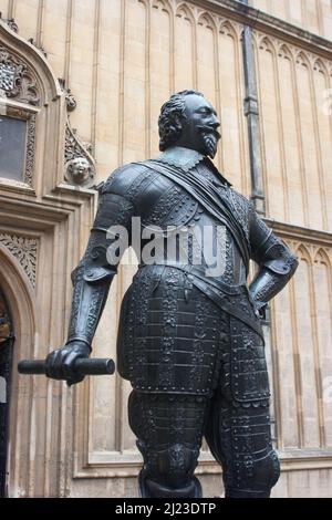 Statue de bronze de William Herbert, 3rd comte de Pembroke (1580–1630) devant l'entrée principale de la bibliothèque Old Bodleian, Oxford Banque D'Images